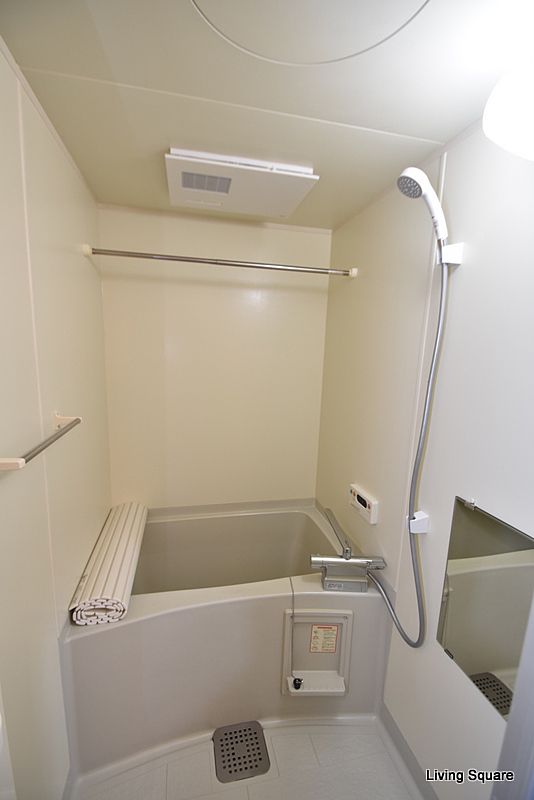 追い焚き機能・浴室乾燥暖房機能付きバスルームとなります。